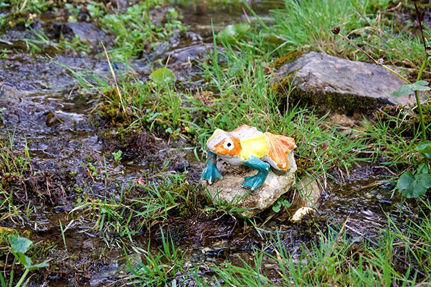 Keramikfrösche auf dem Weg zur Filzmoosalm