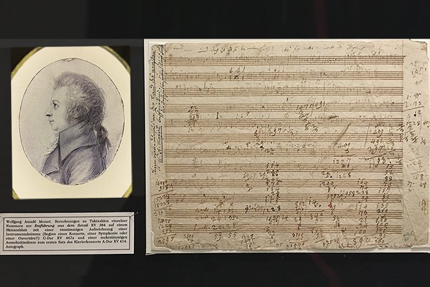 Wolfgang Amadeus Mozart und Skizzenblatt mit Berechnungen zu Taktzahlen. 