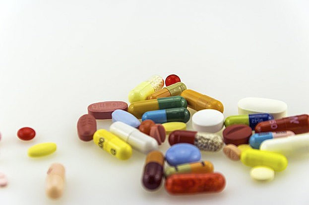 Vor allem bunte Tabletten können für Kinder lebensgefährlich sein