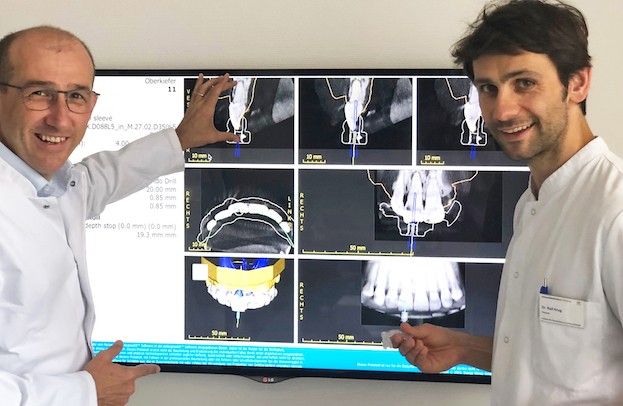 Professor Gabriel Krastl und Oberarzt Dr. Ralf Krug bei der Planung eines Guided-Endodontics-Falls.