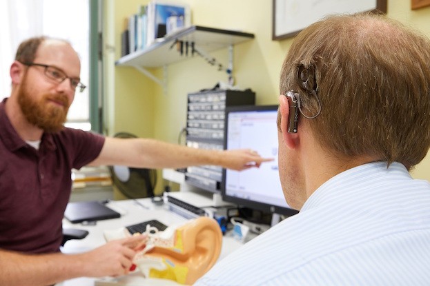 Patient mit Cochlea Implantat bei der Nachsorge im UKR