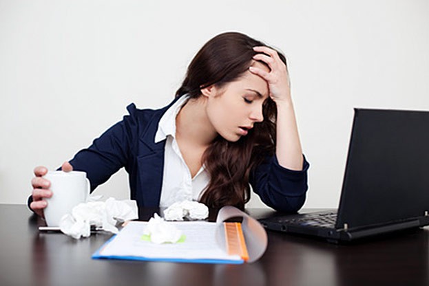 Digitaler Stress verursacht gesundheitliche Beschwerden und eine Minderung der beruflichen Leistung.