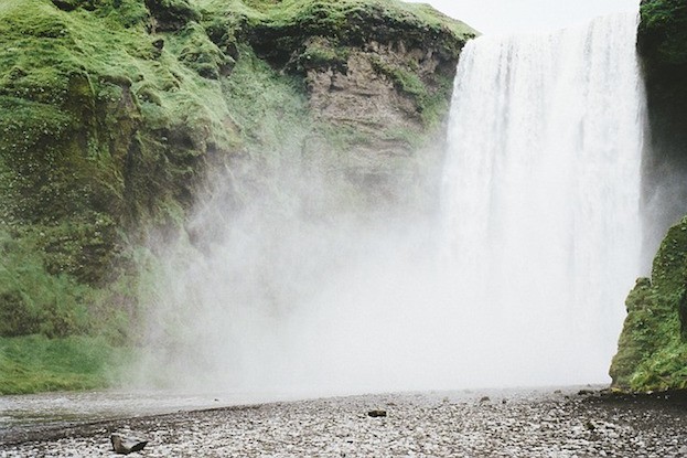 Wasserfall mit Gischt auf Island