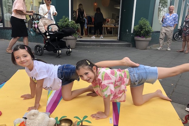 Kitakind macht Street-Yoga, die grosse Schwester ist mit Feuereifer auch dabei