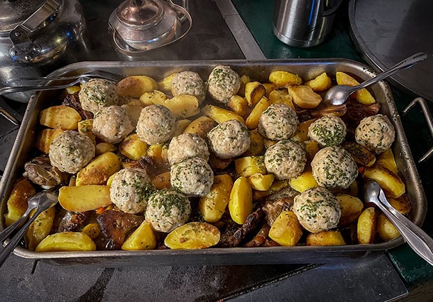 Reindlbraten mit Kartoffeln und Knödeln