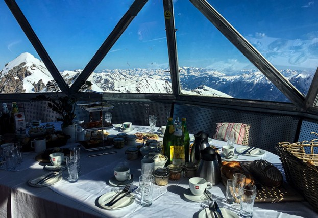 Frühstück in der legendäre Glas-Aluminium-Kuppel der alten Wetterstation