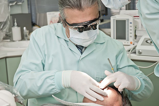 Eine regelmäßige Kontrolle beim Zahnarzt hilft dabei, die eigene Zahngesundheit lange zu erhalten. 
