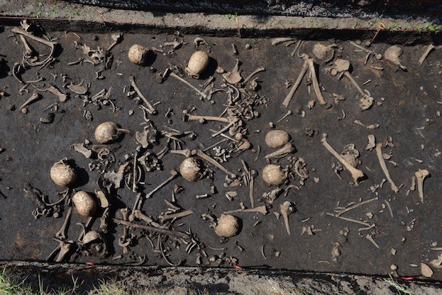 Bisher wurden Gebeine von mehr als hundert Individuen auf dem Schlachtfeld entdeckt.