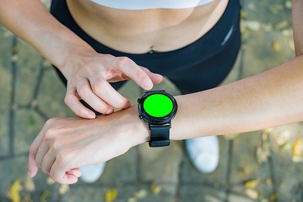 Smartwatch kann gepulst grünes, die Haut durchdringendes Licht abgeben