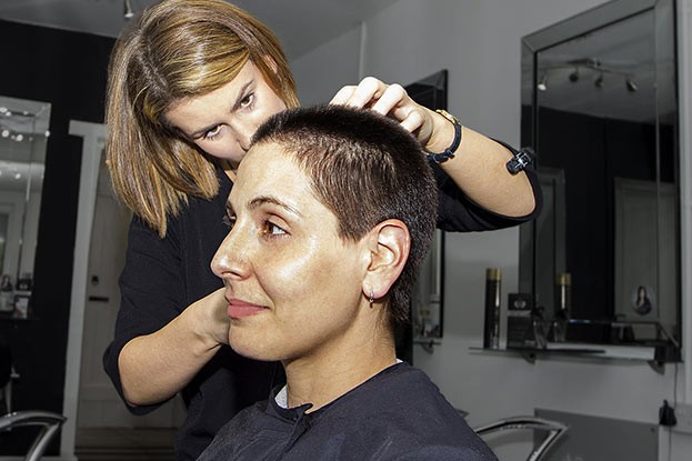 Eine genaue Analyse der Ursachen des Haarausfalls ist unverzichtbar, wenn Frauen mit dem Gedanken einer Haartransplantation spielen.