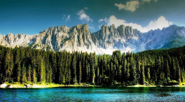 Blick vom Karersee auf den Latemar in den Dolomiten