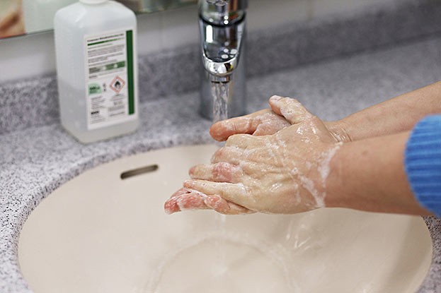 Trockene Hände durch Desinfektionsmittel