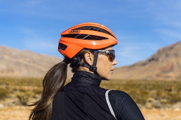 Der Pferdeschwanz ist praktisch beim Sport, stört aber manchmal beim Tragen eines Fahrradhelms