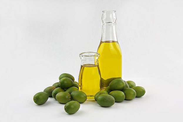 Die kleine Wunderwaffe aus dem Küchenschrank: Olivenöl. Als Badezusatz oder direkt aufgetragen, fördert das Öl die Wundheilung und desinfiziert die Wunden.