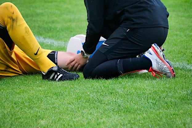 Auch nach Sportverletzungen wie Zerrungen und Brüchen kann die Magnetfeldtherapie unterstützend zur Heilung beitragen. 