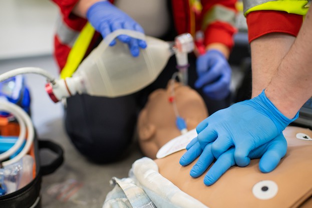 Nicht nur die Profis vom Rettungsdienst können Leben retten, sondern jede und jeder einzelne, sofern sie wissen, wie es geht. 