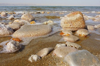 Berühmt für seinen hohen Salzgehalt ist das Tote Meer - ©Pixabay