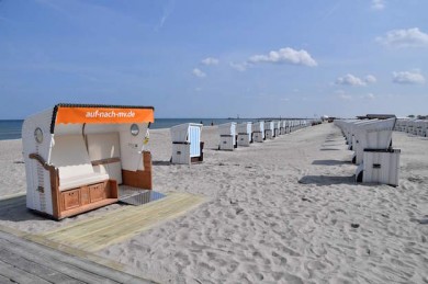 Strandkorb für Alle am Strandaufgang 10 in Warnemünde - ©TZRW/Joachim Kloock//Arbeitsgemeinschaft Barrierefreie Reiseziele in Deutschland