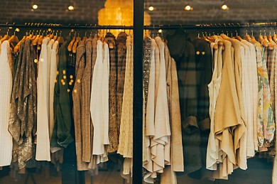 Mode wird viel zu häufig nach rein optischen Kriterien ausgewählt. Doch wer Fast Fashion kauft, weil sie schick aussieht und günstig ist, unterstützt Energieverschwendung, unfaire Arbeitsbedingungen und den Einsatz von Chemie. Gerade diese kann von der Kleidung direkt auf den Menschen übertragen werden und schwere Krankheiten auslösen. - ©Free-Photos on Pixaby