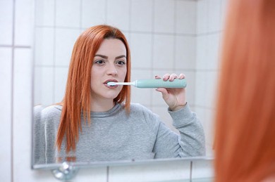 Regelmäßige Zahnpflege ist der erste Schritt in Richtung Gesundheit. - ©Martin Slavoljubovski from Pixabay.com
