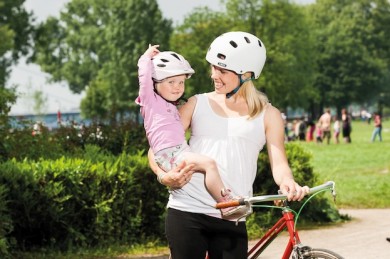 Helme für Kinder und für Erwachsene sind unterschiedlich geformt. - ©Autoren-Union Mobilität/Abus