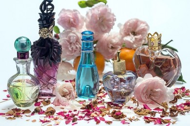 Parfums - so vielfältig wie ihre Düfte sind auch die ihrer Fläschchen - ©Pixabay_domeckopol