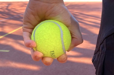 Hand, die einen Tennisball drückt  - ©TUM_Andreas Battenberg