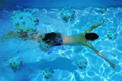 Keime, Bakterien und Pilzgefahren im Schwimmbad - ©Ben-Kerckx & Athree23 by Pixabay.com