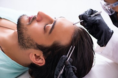 Haartransplantation als dauerhafte Lösung gegen Haarverlust - ©Elnur - stock.adobe.com