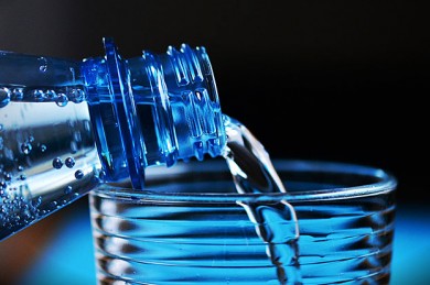 Mineralwasser ist erfrischend und dank seiner Inhaltsstoffe vitalisierend. - ©Congerdesign by Pixabay