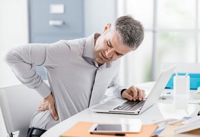 Rückenschmerzen bei der Arbeit im Sitzen - ©Stockasso by Depositphotos