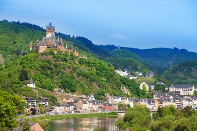 Mosel: Cochem mit Burgpanorama - ©serrnovik by depositphotos