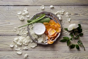 Ernährung und Naturkosmetik für strahlende Haut - ©Gestiafoto by Depositphotos