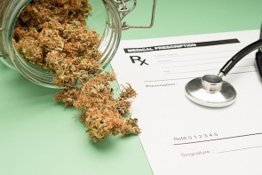 Cannabis auf Rezept - ©b8301stocker by Depositphotos
