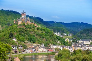 Mosel: Cochem mit Burgpanorama - ©serrnovik by depositphotos
