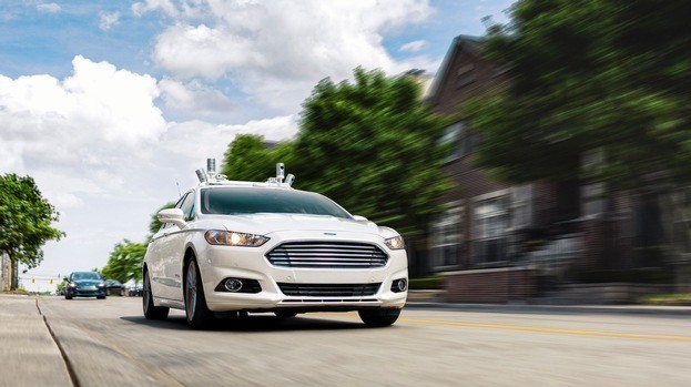 Autonom fahrender Ford Fusion Hybrid Versuchsträger auf den Straßen von Dearborn