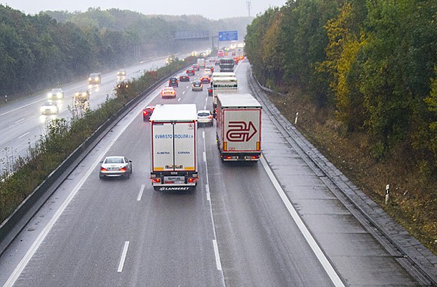 Fliegende Eisplatten von Lkw-Dächern