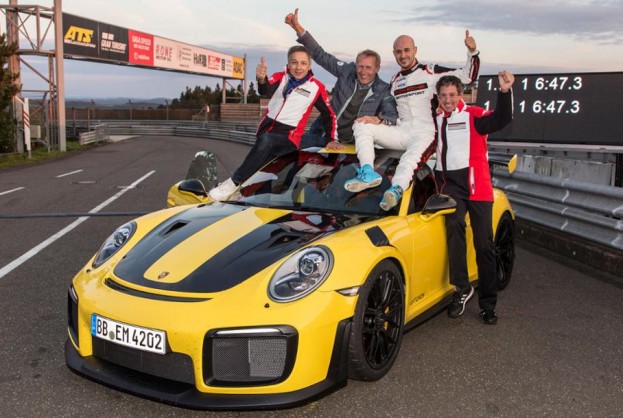 Eugen Oberkamm, Leiter Motorsport – Gesamtfahrzeugentwicklung, Andreas Preuninger, Gesamtprojektleiter GT-Straßenfahrzeuge, Lars Kern, Porsche-Testfahrer, und Dr. Frank-Steffen Walliser, Leiter Motorsport und GT-Fahrzeuge