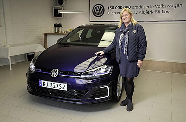 Turid Sedahl Knutsen aus  Lier (Norwegen) nahm den 150-millionsten Volkswagen, einen Golf GTE, entgegen.