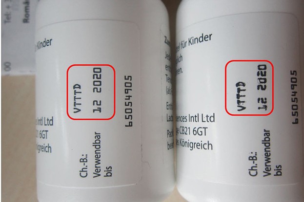 Flaschenaufdruck: links Original, rechts Fälschung