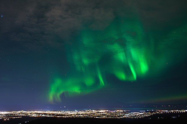 Bezauberndes Nordlicht in Grün über der Landesmetropole Anchorage