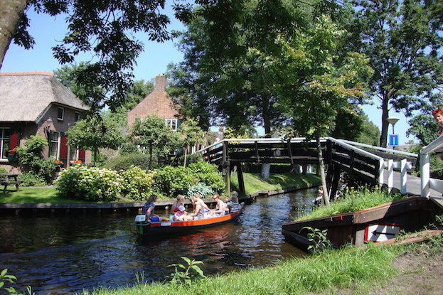 Im Wasserdorf Giethoorn findet Ende August das Gondelfestival statt.