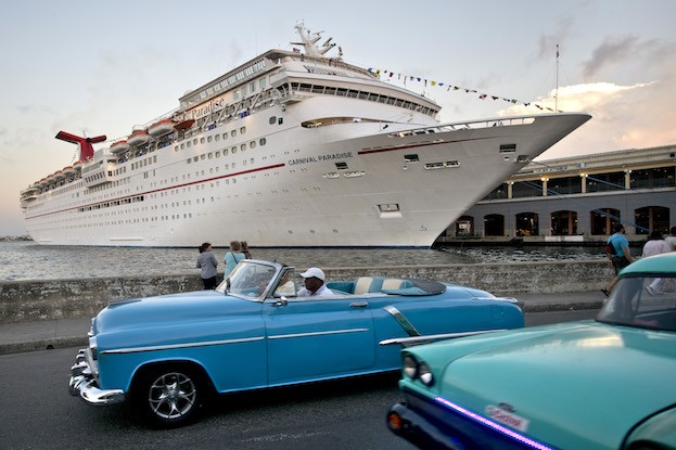 Carnival Sunshine im Hafen von Havanna