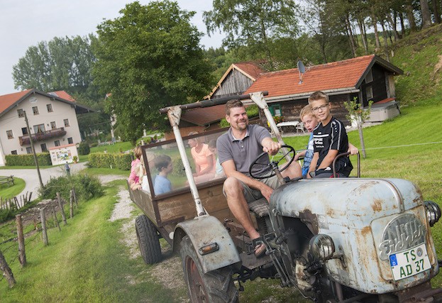 Thomas Reitmaier vom Huberhof Niesgau mit Urlauberkindern