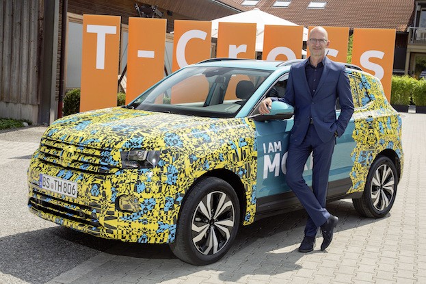 Chefdesigner Klaus Bischoff mit Volkswagen T-Cross Prototyp