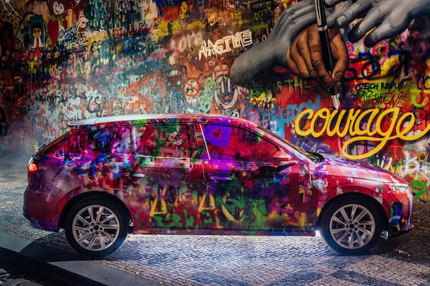 Skoda Scala im Camouflage-Look des Street Artists Chemis vor der Lennon Wall in Prag.