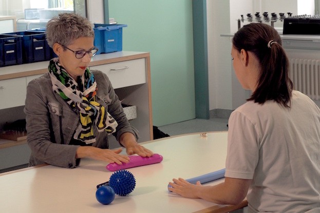 Silvia Reiber (li.) bei einem ergotherapeutischen Training in der BG Klinik Tübingen