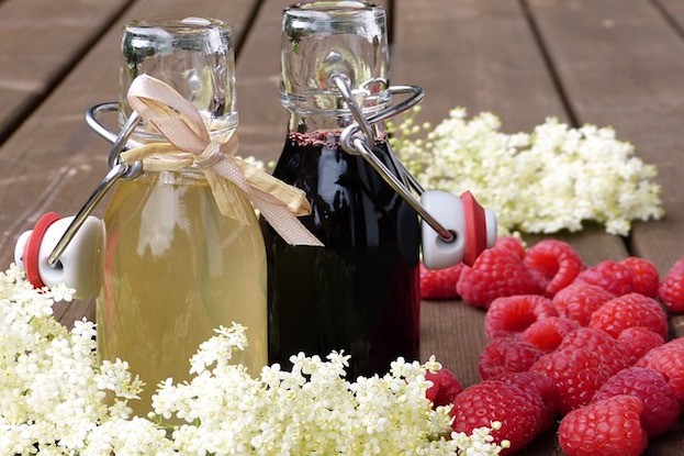 Holunderblüten mit Holunderbeerensaft