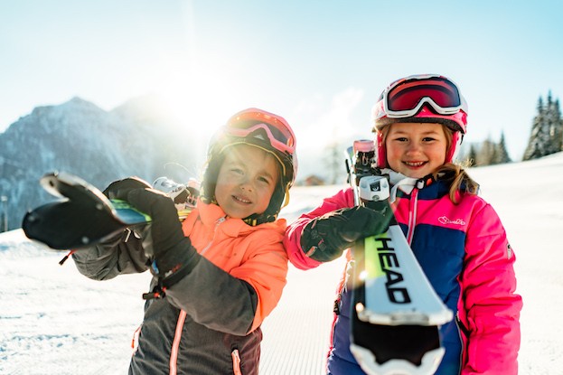 Kinder lieben Schnee und Skifahren natürlich auch