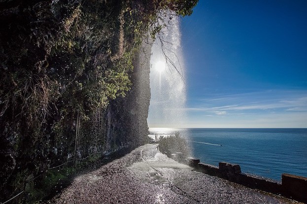 Wasserfall über Strasse auf Madeira